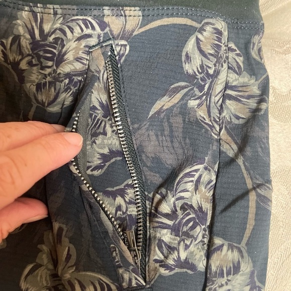 Athleta Sz 4 Trekkie short —olive printed - Picture 4 of 6